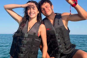 九游体育下载手机版-甜😍阳光+大海+沙滩+狗狗，若奥-内维斯和女友一同享受假期